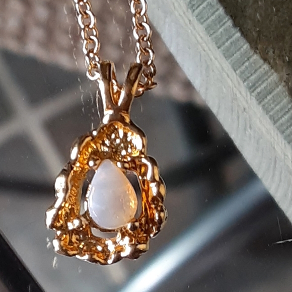 NWT goldtone setting opal necklace - Picture 7 of 7